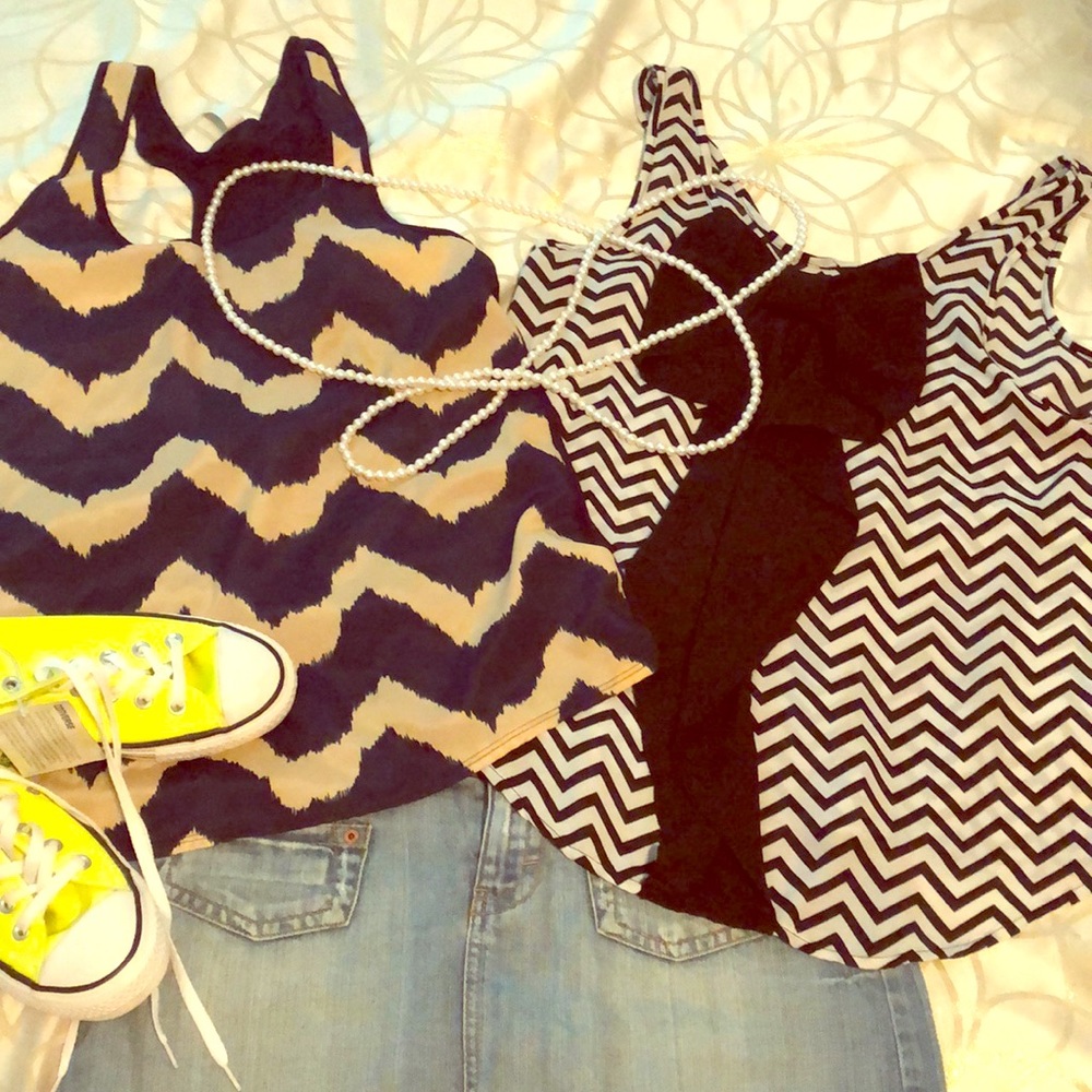 Bundle! Sleeveless sz L bow Chevy blk/wht, tan/blu